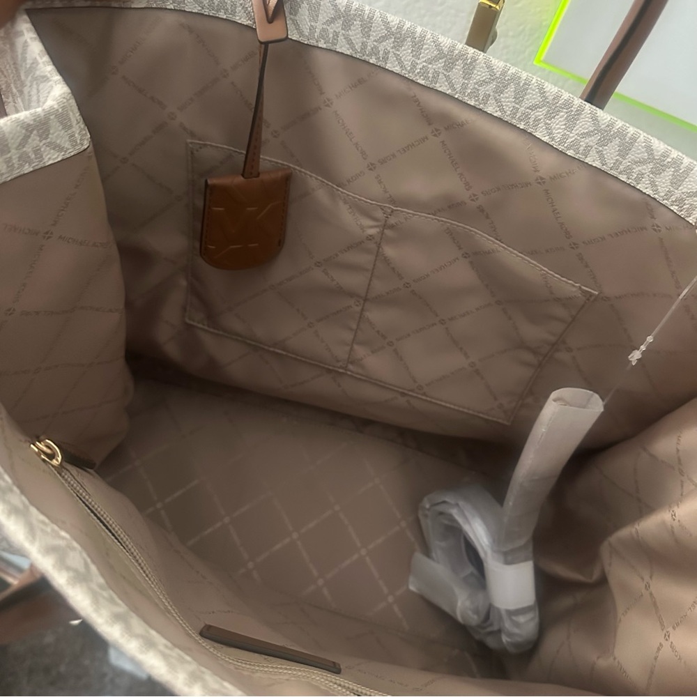 Michael Kors Jet Set Large Logo Tote Bag - Picture 6 of 6